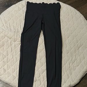 Scalloped edges joylab leggings